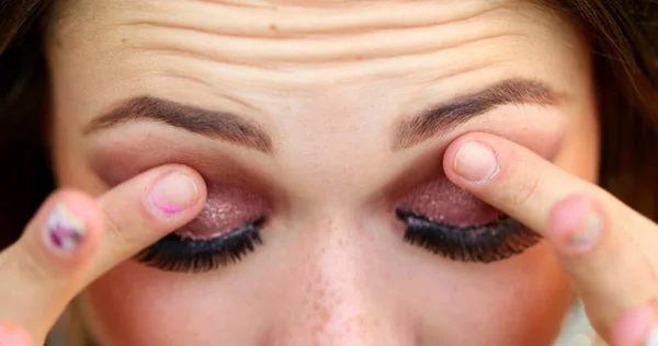 Genç Bir Kadın Gözlerini Makroyla Kapayarak Yüzünü Geriyor Otantik Kız — Stok fotoğraf