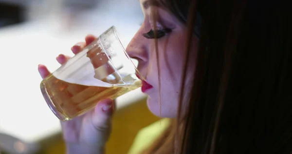 Ung Kvinna Årsåldern Använder Mobiltelefon Och Dricker Baren Nattlivet — Stockfoto