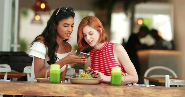 Attractive Girls Restaurant Friend Showing Screen Female Girlfriend — Stock Photo, Image