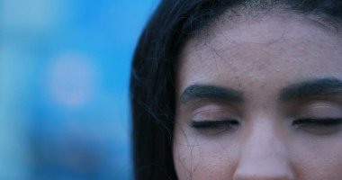 Meditasyon ve tefekkür için gözlerini kapayan Afrikalı Amerikalı kadın.