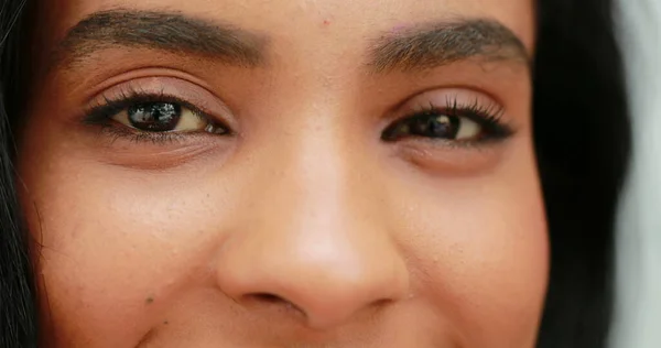Augen Und Gesicht Afrikanischer Mädchen Blicken Lächelnd Die Kamera — Stockfoto