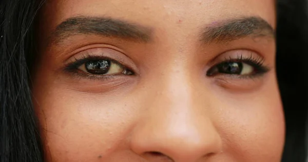 Africana Chica Ojos Cara Mirando Cámara Sonriendo —  Fotos de Stock