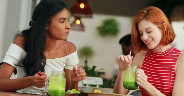 Atractivas Dos Jóvenes Mujeres Multirraciales Comiendo Comida Bebiendo Batido Verde — Foto de Stock