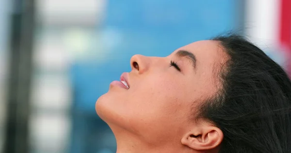 Mujer Afroamericana Mirando Cielo Abriendo Los Ojos Sintiendo Esperanza Sonriendo — Foto de Stock