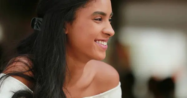 Atractiva Chica Negra Bonita Franca Risa Sonrisa — Foto de Stock
