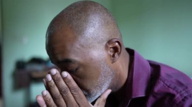 Endişeli bir kişi. Afrikalı son sınıf öğrencisi. Umutsuzluk ve endişe içinde.