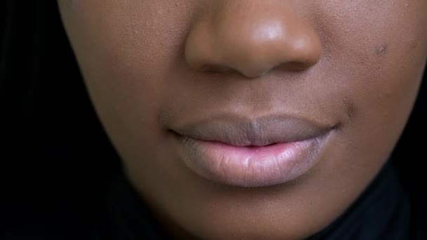 非洲女人面对宏观的时候 一个黑人女孩嘴闭得紧紧的 — 图库视频影像