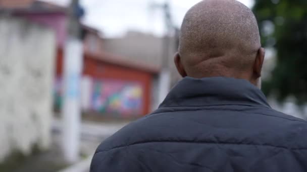 Een Oudere Afro Amerikaanse Persoon Loopt Buiten Straatportret Gezicht — Stockvideo