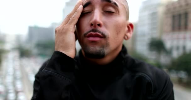 Troubled Hispanic Man Thinking Thoughtful Worried Guy City — Video Stock