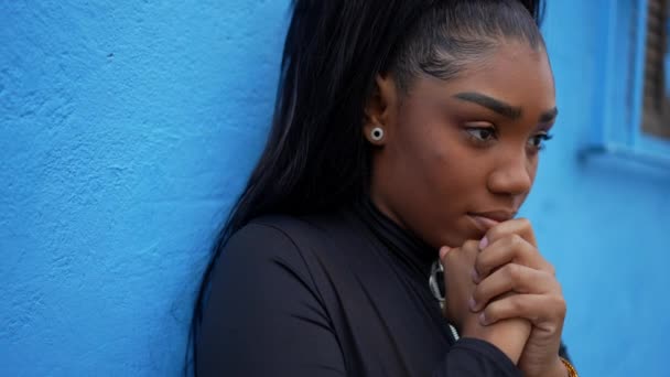Uma Garota Negra Preocupada Orando Deus Adolescente Preocupado Pensativo — Vídeo de Stock