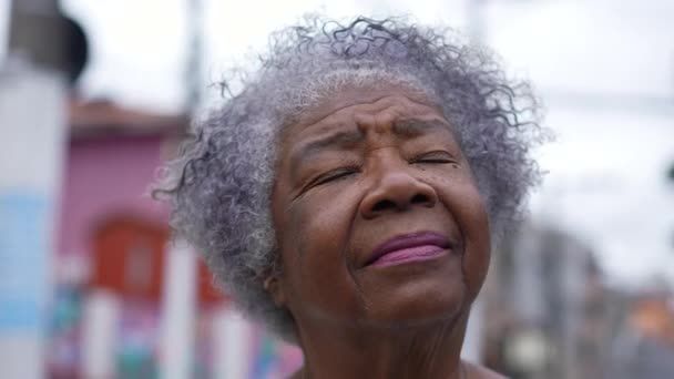 Pensive Senior Black Woman Closing Eyes Contemplation Meditation — Stock Video