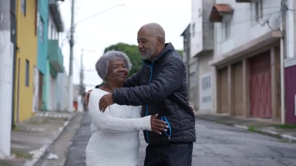 Figlio Brasiliano Che Abbraccia Una Madre Anziana Negli Anni Fuori — Video Stock