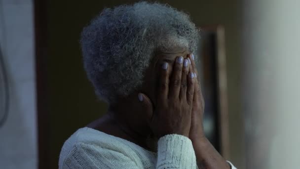 Тривожна Пригнічена Старша Жінка Закриває Обличчя Руками — стокове відео