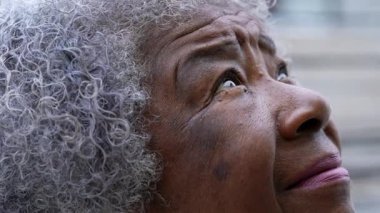 Meditasyon ve tefekkürde ruhani yaşlı kadın gözleri.