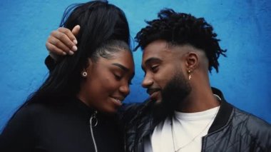 Aile sevgisi iki erkek ve kız kardeş sevgi dolu alın öpme