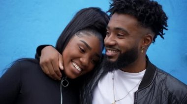 Yetişkin kardeşler birbirlerine sarılıyorlar. Aile sevgisi ve ilgi, iki portre.