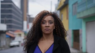 Kendine güveni tam bir Latin kadın öne çıkıyor.