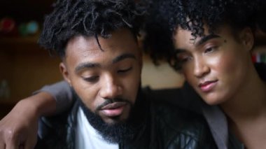 Bir Afrikalı çift çevrimiçi içerik tarafından hipnotize edildi