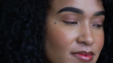 Yakından gülümseyen Latin bir zenci kadın.