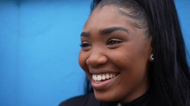 Mutlu, gülümseyen siyah bir genç kız Afrikalı bir genç kadın portresi gülümsemesi.