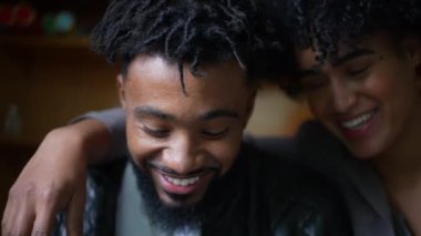 Siyahi bir çift samimi ve samimi bir şekilde gülüyor.