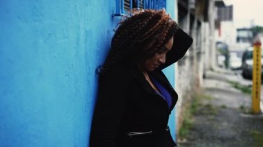 Gergin bir Afrikalı kadın stresli anlar yaşıyor.