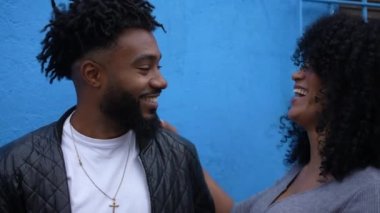 Erkek ve kadın ilişkisi dışarıda gülüyor ve gülümsüyor. Açık sözlü çiftler gerçek hayatta gülüyor ve gülümsüyor.