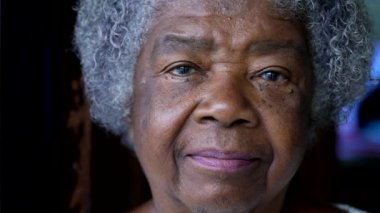 Son sınıf siyahi kadın portresi. Kameraya yakından bakıyor. Afrikalı 80 'lerden bir kadın.