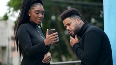 Telefondaki cep telefonu ekranı içeriğini paylaşan kız iki kişi içeriği paylaşıyor