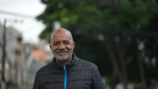 Vieil Homme Noir Heureux Debout Dehors Dans Rue Souriant Caméra — Video
