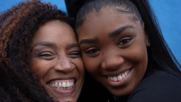 Black Mother Daughter Faces Together Smiling — Video Stock