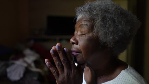 Senior African Woman Praying God Closing Eyes Meditation — 图库视频影像
