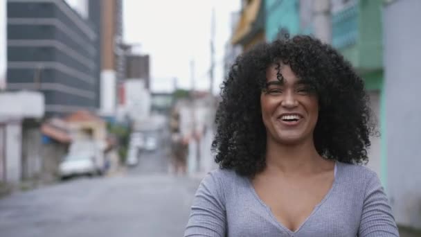 Eine Glückliche Frau Lacht Und Lächelnde Person Wirklichen Leben Lacht — Stockvideo