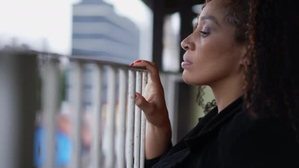Persona Observando Calle Fuera Casa Balcón Una Mujer Negra Espiando — Vídeo de stock