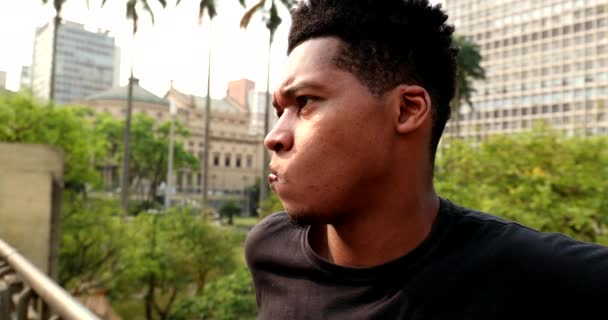Instrospective Young African Black Man Standing City — Stok Video