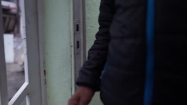Yaşlı Bir Adam Çiselemede Evden Çıkıyor Giriş Kapısını Açıyor Sokağa — Stok video