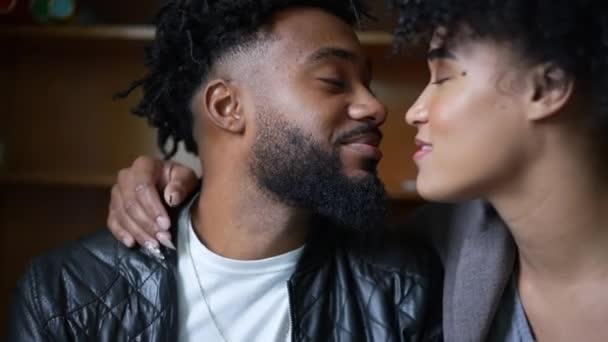 Ein Junges Schwarzes Paar Küsst Sich Leidenschaftlich — Stockvideo