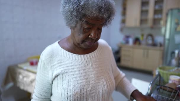 Senior African Woman Cooking Pasta Home Stirring Pot Casual Real — Vídeo de Stock