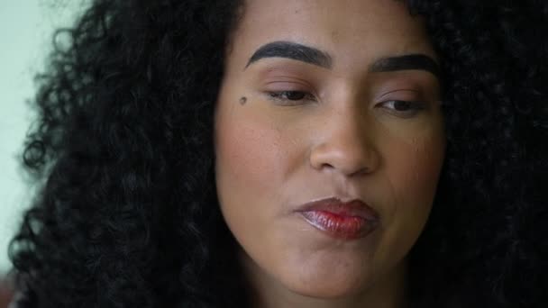 Een Pensive Zwarte Vrouw Een Bedachtzame Afrikaanse Vrouw Portret Gezicht — Stockvideo