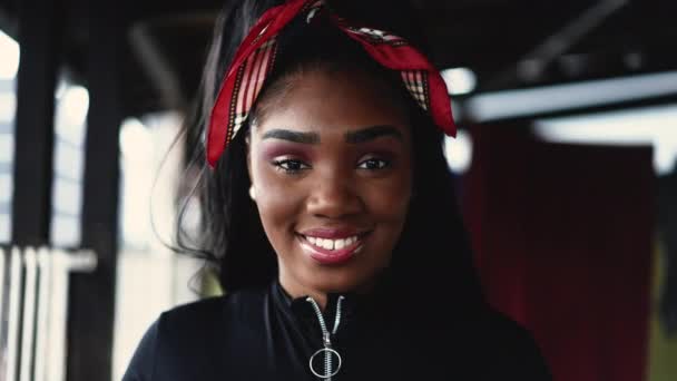 Portrait Young Black Woman Face Close Smiling Camera Teen Girl — Stock video