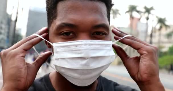 Young Black African Man Putting Covid Face Mask — ストック動画