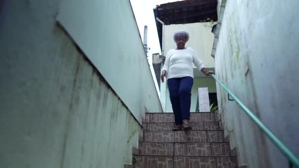 Una Mujer Africana Bajando Las Escaleras Abriendo Puerta Principal Dejando — Vídeo de stock