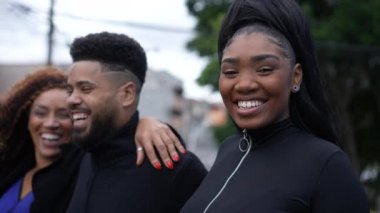 Bir grup Brezilyalı Afrikalı bir ailenin gülüyor ve gülümsüyor.