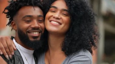 Bir çift kameraya poz veriyor Latin siyah bir çift