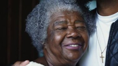 Yetişkin torun, gerçek ve otantik büyükanneyi kucaklıyor.