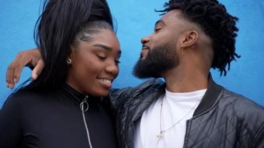 Afrikalı bir erkek ve kız kardeş aile sevgisini ve sevgisini kucaklıyor