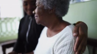 Büyükannesine bakan genç bir torun yardım ve destek veriyor.