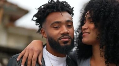 Kız arkadaş erkeği yanaktan öpüyor. Sevgi dolu ilişki.