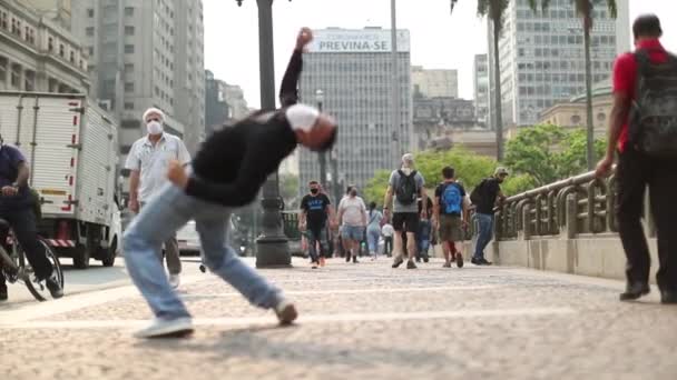 Sao Paulo Brazil September 2020 Man Dancing Downtown Sidewalk Wearing — Stock video