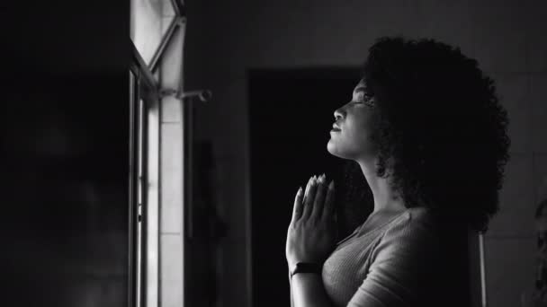 Женщина Молящаяся Дома Окна Надеждой Верностью Монохромном — стоковое видео